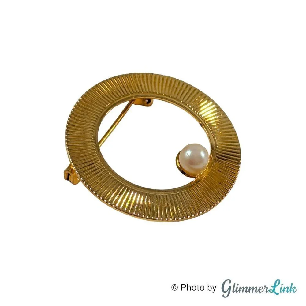 Vintage Openwork Ribbed Round Wreath Faux Pearl Gold Tone Brooch